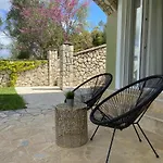 Villa By The Lake In Karoubatika Near Agios Ioannis